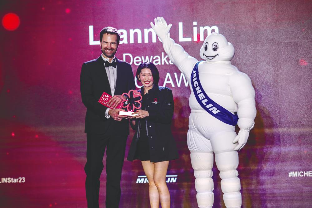 $!Leanne Lim of Dewakan was awarded the MICHELIN Service Award.
