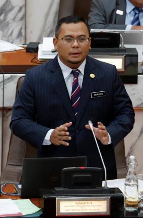 Menteri Besar Selangor, Datuk Seri Amirudin Shari ketika menjawab soalan berkaitan pencerobohan tapak tanah milik kerajaan pada Mesyuarat Ketiga Persidangan Penggal Kelima Dewan Undangan Negeri (DUN) Selangor Yang Keempat Belas Tahun 2022 di Bangunan Dewan Negeri Selangor, pada Dis 6 2022. - BERNAMA