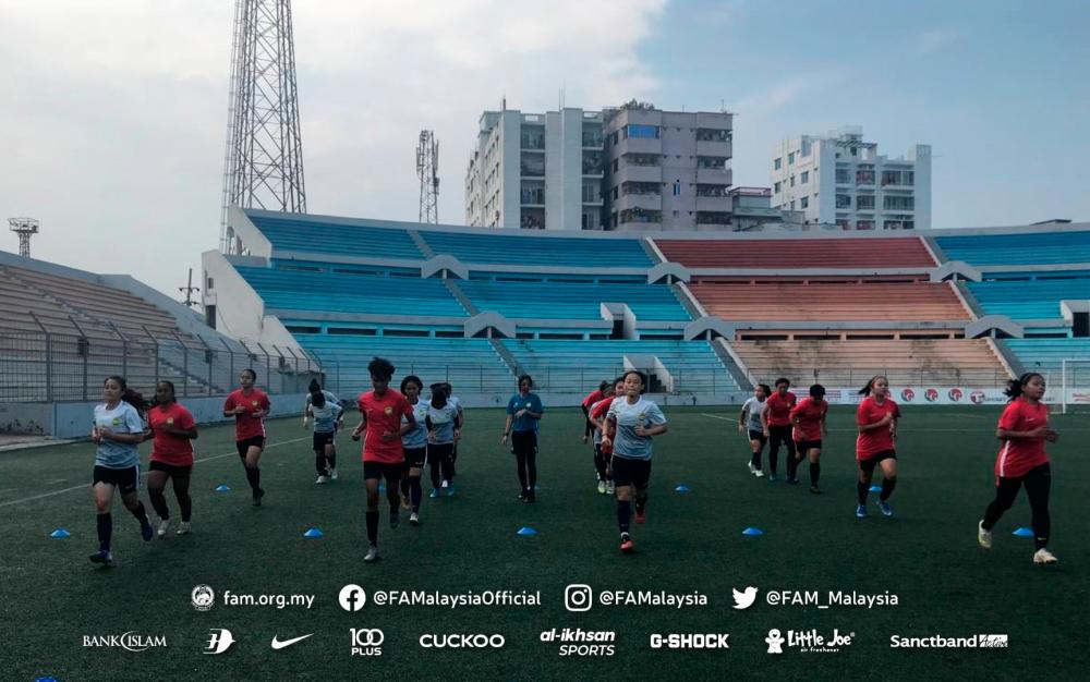 Skuad Malayan Tigress turun untuk latihan pasukan di Stadium Bir Shrestha Shaheed Shihapi Mohammad Mostofa Kamal, Bangladesh menjelang aksi pertama menentang skuad bola sepak wanita Bangladesh pada 23 Jun ini. Kredit: Facebook/FAM