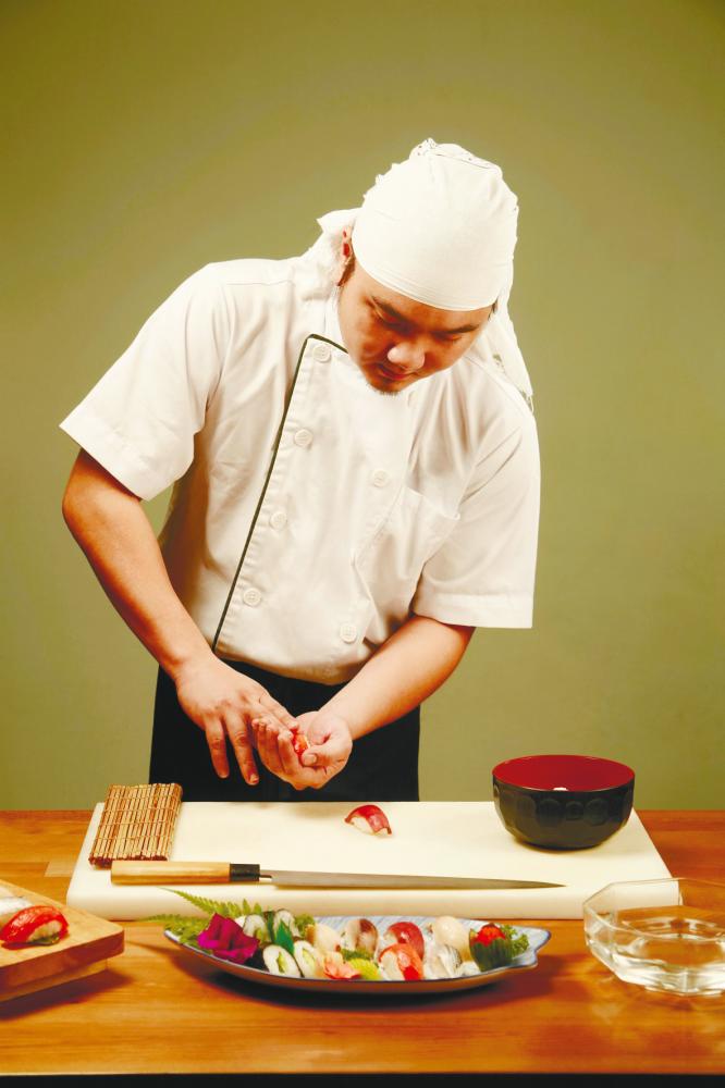 $!Sushi is traditionally prepared with bare hands. – FREEPIK
