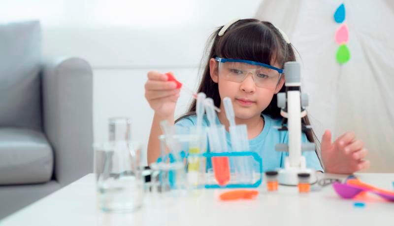 Easy science experiments for kids offer a delightful blend of education and enjoyment. – 123RF