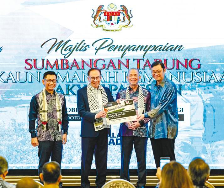 Berjaya Land deputy chairman Datuk Seri Robin Tan presenting the contribution to Prime Minister Datuk Seri Anwar Ibrahim, who is flanked by Deputy Foreign Minister Datuk Mohamad Alamin (left) and Deputy Prime Minister Datuk Seri Fadillah Yusof. - Picture courtesy of Afiq Hambali/Prime Minister’s Office