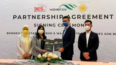 Shim (second from left) and Ng exchanging documents. Looking on are BES chief strategy officer Dewina Saidin (left) and Techna-X executive director Datuk Jared Lim.