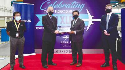 Spirit AeroSystems Malaysia senior director Datuk Zulkarnain Mohamed (second from right) presenting a memento to Lim to mark the production of the first inboard wing flap in Malaysia for the new A321XLR, witnessed by Sikh Shamsul Ibrahim (left) and McLarty.