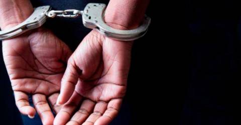 Fonctionnaire arrêté pour viol présumé, vol de 2 sœurs