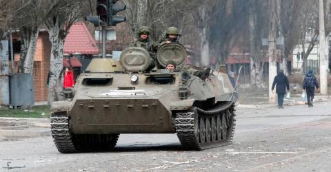 Alors que les habitants de Marioupol fuient, les forces russes chassent les combattants ukrainiens