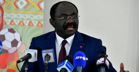 Le ministre accuse l’ouverture “imprudente” de la porte du stade d’un coup de foudre mortel