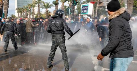 Warga Tunisia memprotes presiden, karena jurnalis mengeluhkan pelecehan oleh polisi