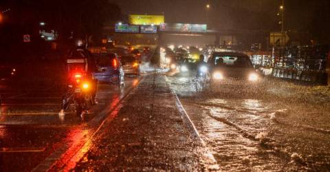 De fortes pluies dans la vallée de Klang obligent à fermer des autoroutes