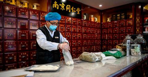 Chinese turn to traditional remedies to fight Covid