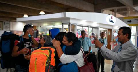 Avión con migrantes venezolanos varados llega a Caracas