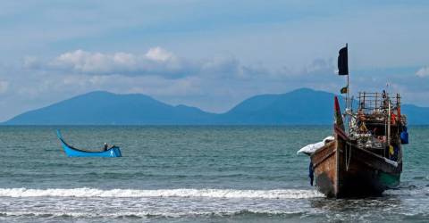 Nine fishermen missing after boat capsized off S.Korea’s southwestern coast
