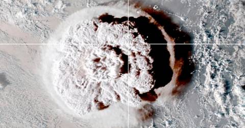 Gunung berapi memicu tsunami Tonga, peringatan dari Jepang ke AS