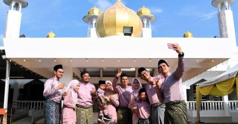 随着经济复苏，马来西亚人庆祝开斋节