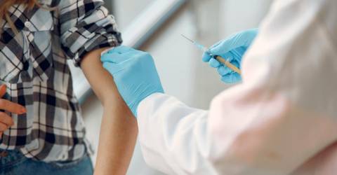 Les piqûres accélérées du vaccin Covid peuvent provoquer des symptômes indésirables