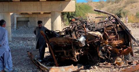 40 killed in southwest Pakistan bus crash