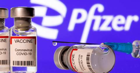 Pfizer akan menggulingkan AstraZeneca sebagai pemasok utama suntikan Covid-19