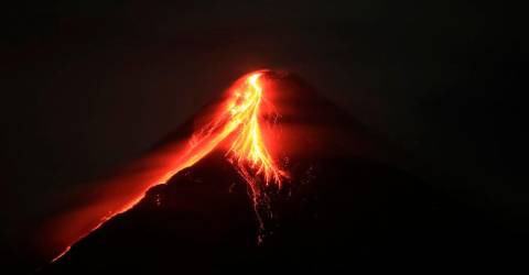 Filipinas advierte de los riesgos para la salud a medida que el volcán arroja cenizas