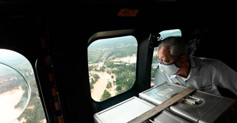 Le PM rend visite aux victimes des inondations à Mentakab