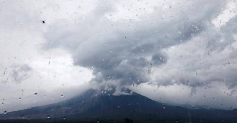 Cuaca buruk menghambat upaya pencarian dan penyelamatan di gunung berapi Indonesia