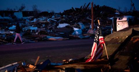De puissantes tornades tuent plus de 80 personnes dans cinq États américains