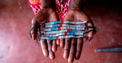 UNIQLO s’associe au HCR pour soutenir les artisans réfugiés via des bracelets fabriqués sous MADE51