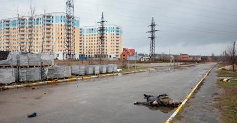 L’indignation face aux “crimes de guerre” russes monte, de nouvelles attaques frappent l’Ukraine