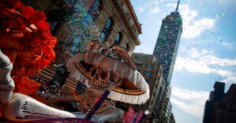Di jantung Kota Meksiko, turis merayakan Hari Orang Mati