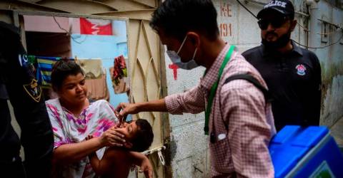 Pakistan : des hommes armés tuent un policier qui surveillait les vaccinateurs contre la polio