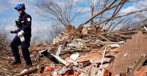 Kru memulai tugas ‘Herculen’ untuk menghilangkan puing-puing tornado di Kentucky