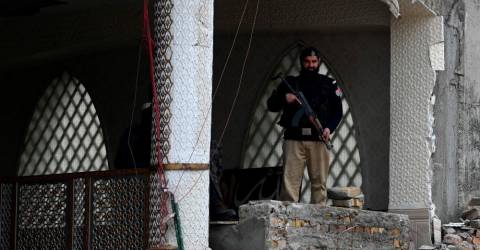 Pakistan police blast puts scarred city on edge