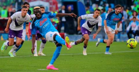 Osimhen batte la Fiorentina nella cerimonia del titolo di Serie A per il Napoli