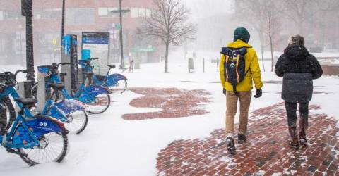Boston égale le record de neige alors qu’un “cyclone à la bombe” frappe l’est des États-Unis