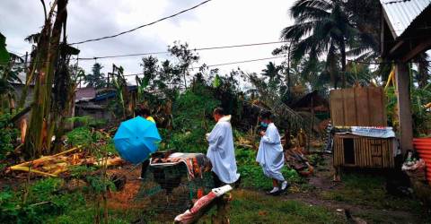 Les survivants du typhon aux Philippines souhaitent des toits et de la nourriture à Noël