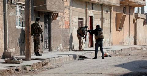Les forces kurdes syriennes resserrent le siège après l’évasion de la prison de l’EI