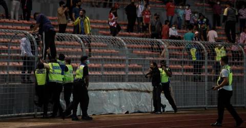 Polisi menahan lima suporter KL City FC