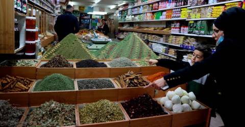 Les musulmans font face à un ramadan frugal alors que la guerre en Ukraine fait grimper les prix des denrées alimentaires