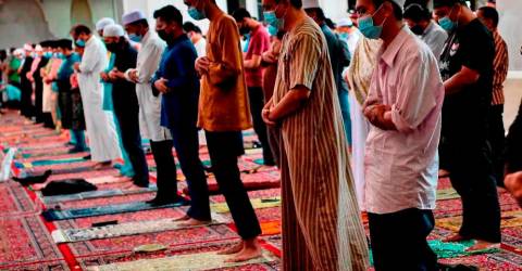 Pahang est vraiment proche du tapis de prière sans contact physique