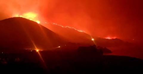 Un incendie de forêt qui a fermé la pittoresque autoroute californienne brûle