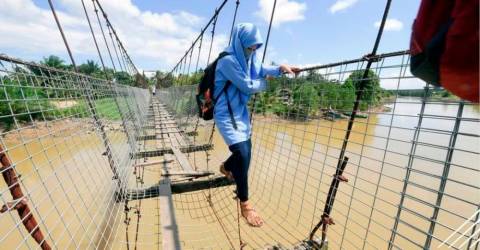 Siswa Sandakan melintasi jembatan reyot ke sekolah