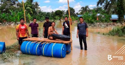 Un radeau “baril d’eau” fait maison utilisé pour aider à évacuer les victimes des inondations