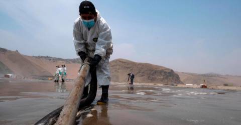 Le gouvernement péruvien et Repsol révisent la taille estimée de la marée noire à plus de 10 000 barils