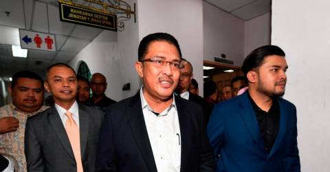 Pengadilan mengarahkan Abd Latif Bandi, putra dari tuduhan suap RM35,7 juta
