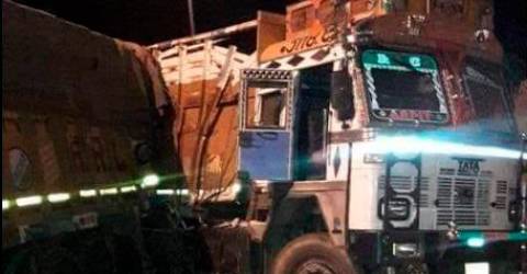 18 killed in trailer truck-coach collision in  northwest Pakistan