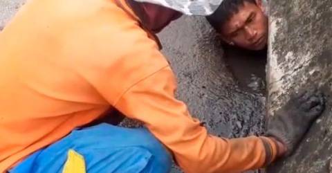 Video pekerja membersihkan saluran pembuangan di jalan raya menjadi viral