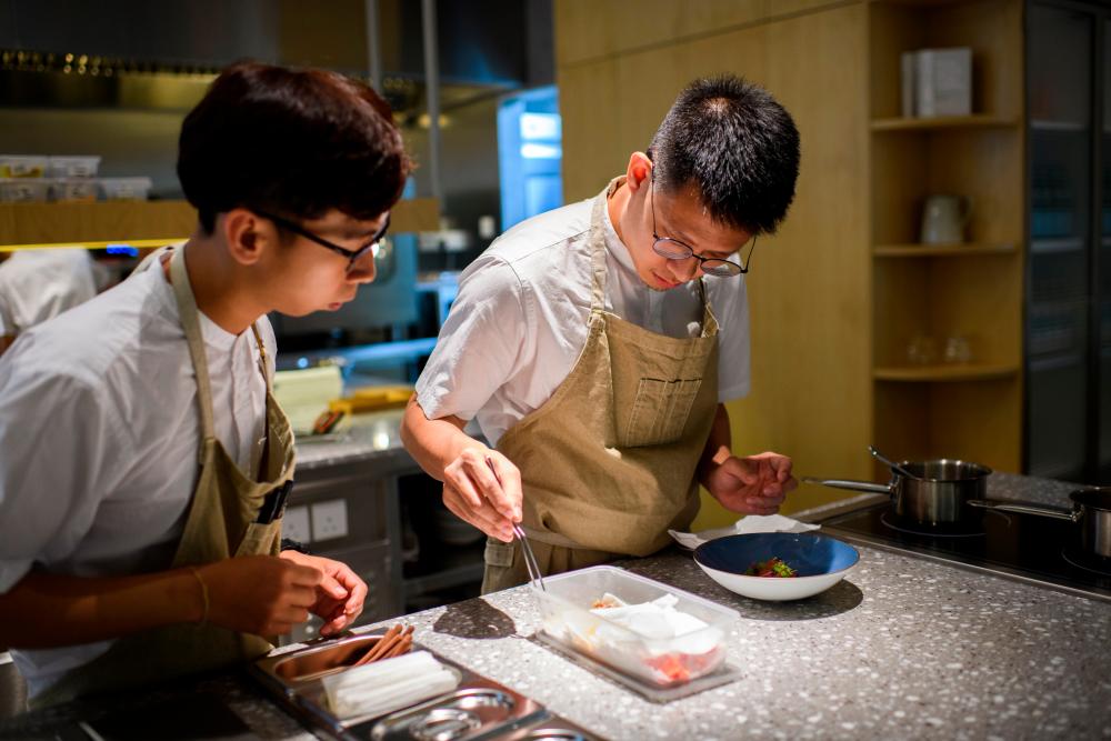 $!Wong and a staff preparing a meal. – PHOTO COURTESY OF JORDAN LYE PHOTOGRAPHY