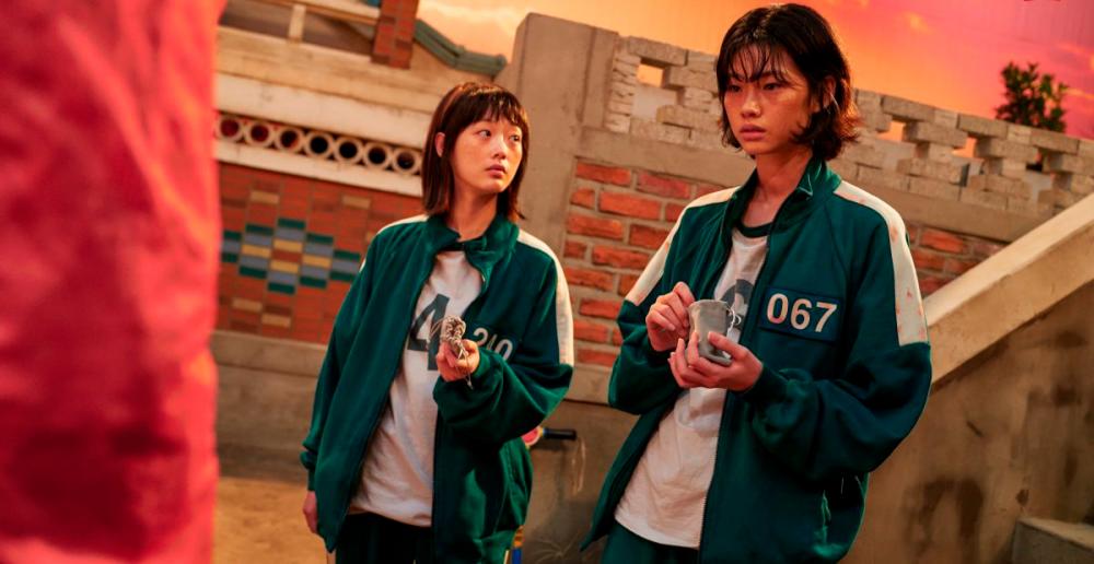 $!Lee Yoo-mi as Ji-yeong (left) and Jung Ho-yeon as Kang Sae-byeok. — PHOTO COURTESY OF NETFLIX