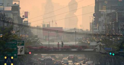 Smog blankets Bangkok and 42 provinces as air pollution hit unhealthy level