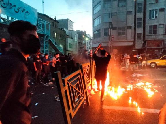 People light a fire during a protest over the death of Mahsa Amini, a woman who died after being arrested by the Islamic republic’s “morality police”, in Tehran, Iran/REUTESPix