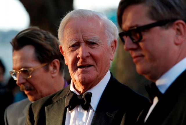 FILE PHOTO: British author John Le Carre (C) poses for photographers with British actor Gary Oldman (L) and Swedish director Tomas Alfredson at the UK premiere of Tinker Tailor Soldier Spy in London September 13, 2011. REUTERS/Suzanne Plunkett/File Photo